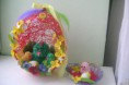 Ručne robené velkonočné vajička z hodvábnej priadze z kuriatkom.